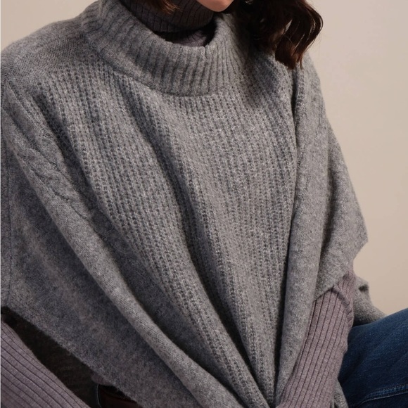 Elie Tahari Gray Knit Poncho Sweater – New with Tags – Soft & Cozy, Size M/L - Picture 3 of 7